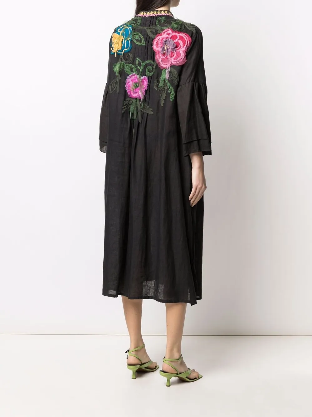 Femme A.N.G.E.L.O. Vintage Cult Robe Mi-longue Froncée à Broderies (années 1990) 6 Femme A.N.G.E.L.O. Vintage Cult Robe Mi-longue Froncée à Broderies (années 1990) – Image 4