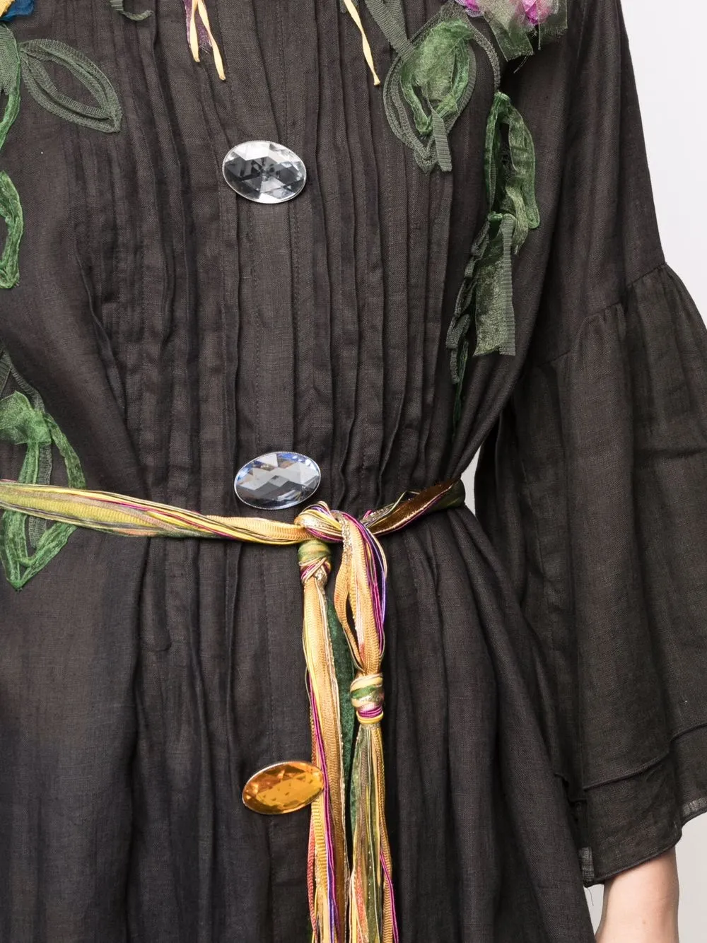 Femme A.N.G.E.L.O. Vintage Cult Robe Mi-longue Froncée à Broderies (années 1990) 7 Femme A.N.G.E.L.O. Vintage Cult Robe Mi-longue Froncée à Broderies (années 1990) – Image 5