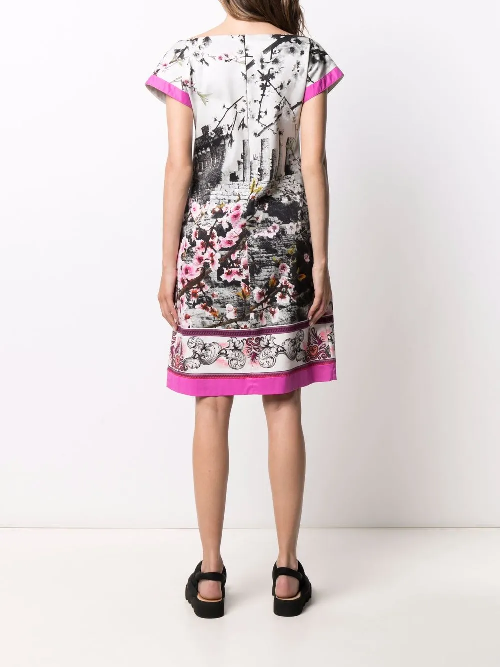 Femme A.N.G.E.L.O. Vintage Cult Robe à Imprimé Photographique (années 2000) 6 Femme A.N.G.E.L.O. Vintage Cult Robe à Imprimé Photographique (années 2000) – Image 4