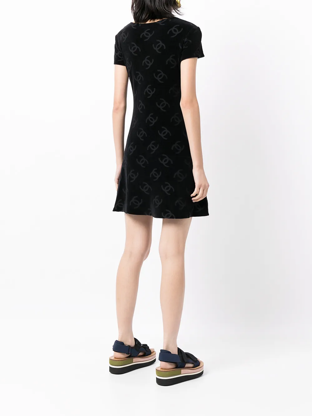 Femme CHANEL Robe Courte à Logo Imprimé (années 1990) 6 Femme CHANEL Robe Courte à Logo Imprimé (années 1990) – Image 4