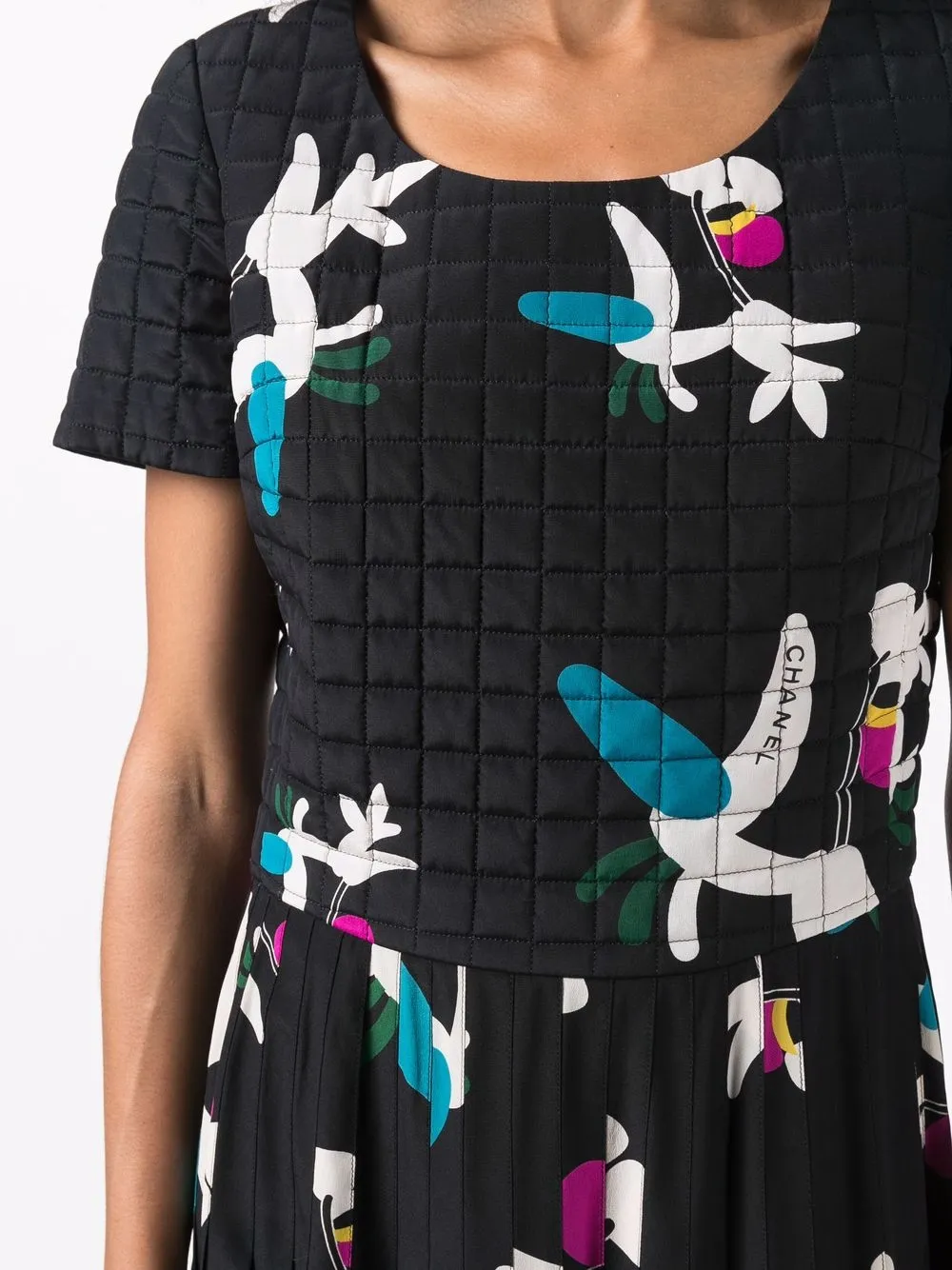 Femme CHANEL Robe Choco Bar à Imprimé Graphique (années 2000) 7 Femme CHANEL Robe Choco Bar à Imprimé Graphique (années 2000) – Image 5