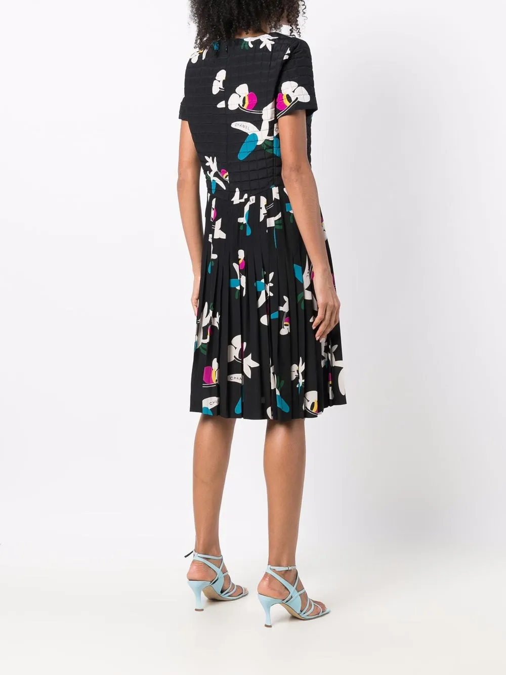 Femme CHANEL Robe Choco Bar à Imprimé Graphique (années 2000) 6 Femme CHANEL Robe Choco Bar à Imprimé Graphique (années 2000) – Image 4