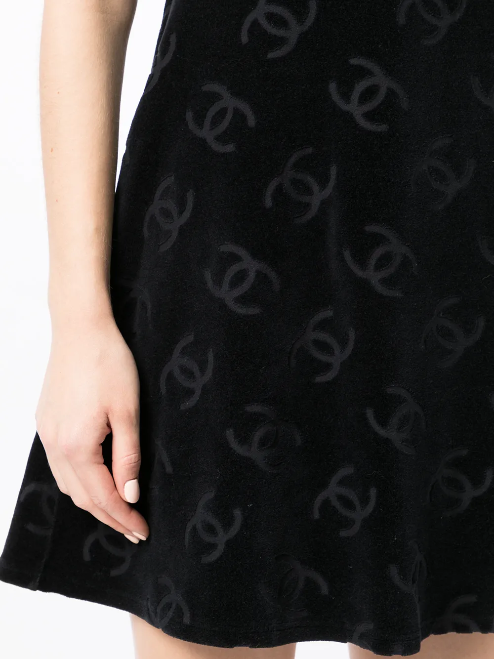 Femme CHANEL Robe à Imprimé CC (années 1990) 7 Femme CHANEL Robe à Imprimé CC (années 1990) – Image 5