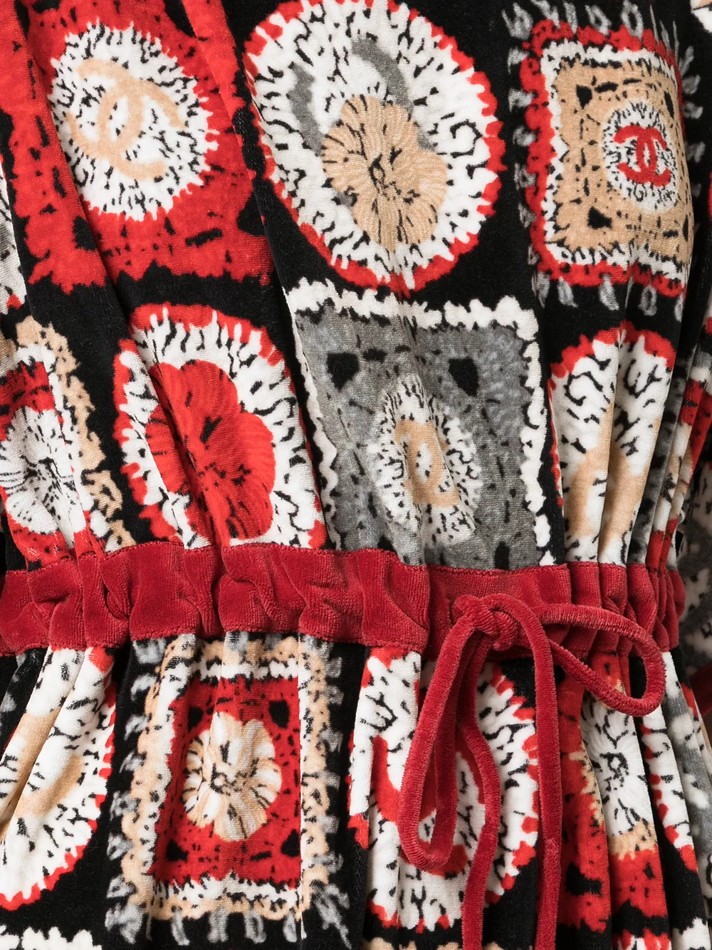 Femme CHANEL Robe Courte à Imprimé Graphique (2009) 7 Femme CHANEL Robe Courte à Imprimé Graphique (2009) – Image 5