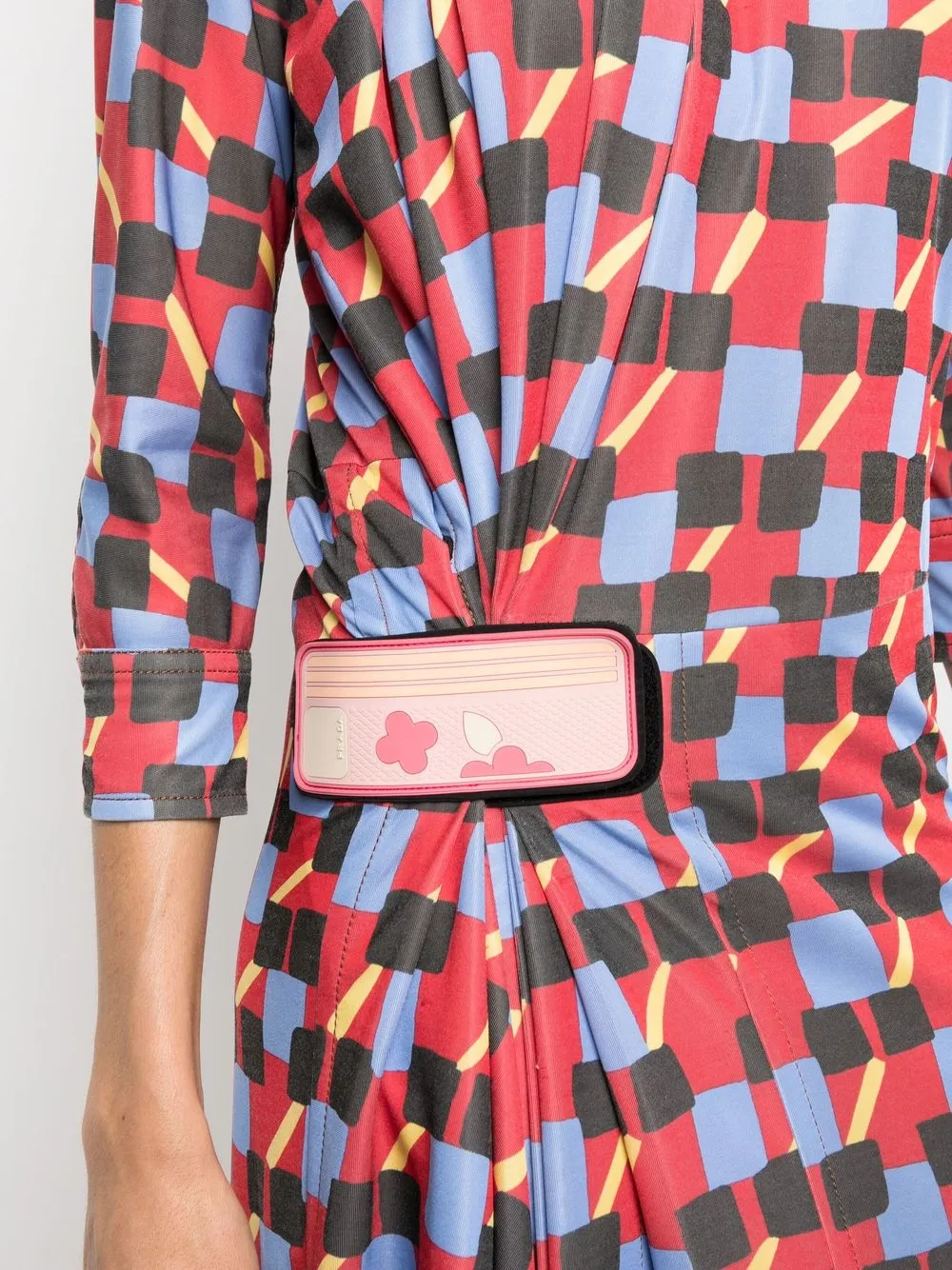 Femme Prada Robe Mi-longue à Imprimé Géométrique (années 1990) 7 Femme Prada Robe Mi-longue à Imprimé Géométrique (années 1990) – Image 5