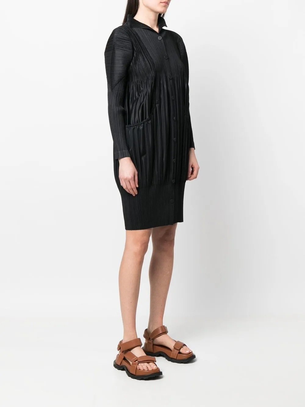 Femme Issey Miyake Robe Plissée Pleats Please à Boutonnière (années 2000) 5 Femme Issey Miyake Robe Plissée Pleats Please à Boutonnière (années 2000) – Image 3