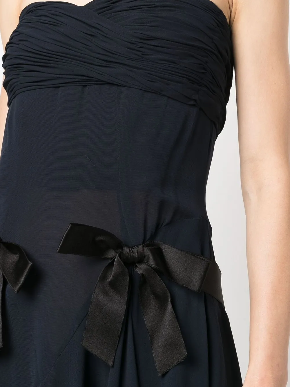 Femme CHANEL Robe-bustier En Soie (années 1990) 7 Femme CHANEL Robe-bustier En Soie (années 1990) – Image 5