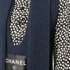 Femme CHANEL Robe En Maille à Patch Logo (années 2000) 11 Femme CHANEL Robe En Maille à Patch Logo (années 2000) -Promos Féerie Jupe Boutique 18485804 39924951 1000