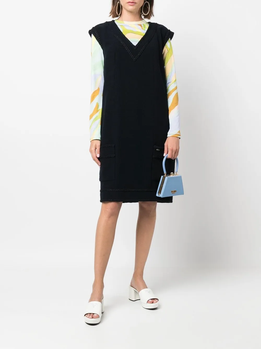 Femme CHANEL Robe évasée à Col V (2008) 4 Femme CHANEL Robe évasée à Col V (2008) – Image 2