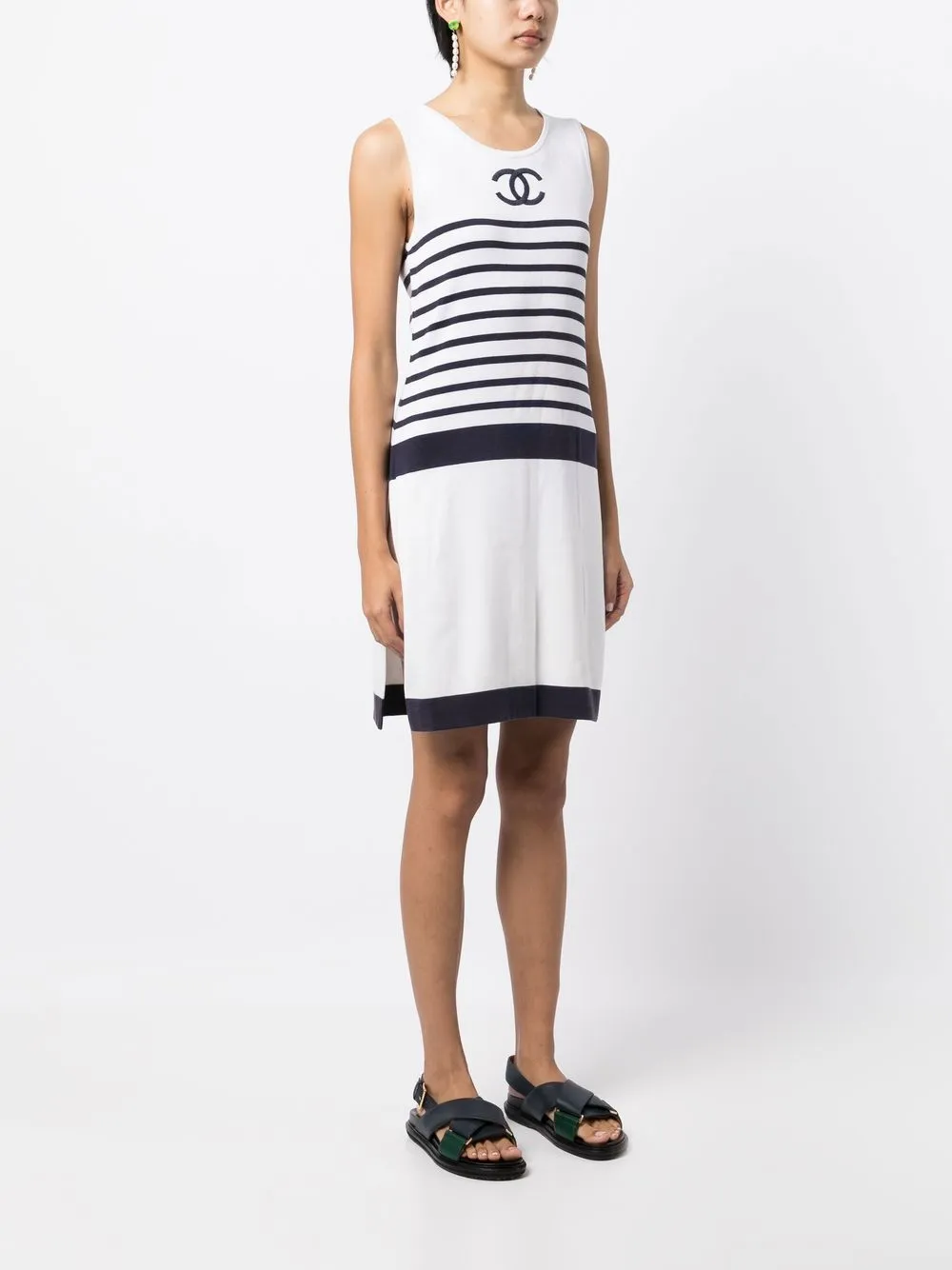 Femme CHANEL Robe Rayée à Logo Brodé (années 1990-2000) 5 Femme CHANEL Robe Rayée à Logo Brodé (années 1990-2000) – Image 3