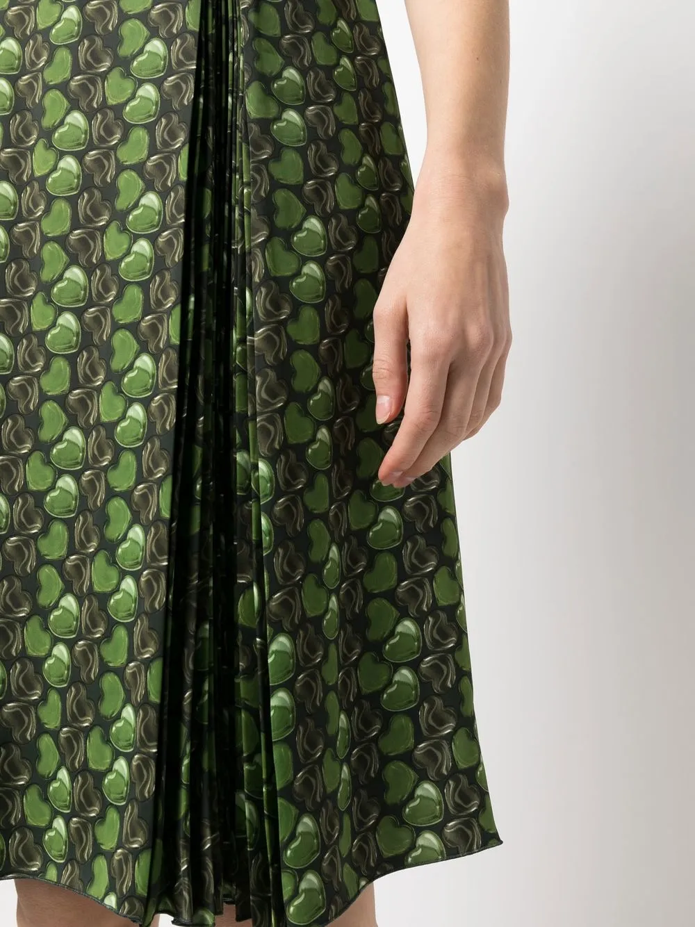 Femme Prada Robe Plissée à Imprimé Cœur (années 2000) 7 Femme Prada Robe Plissée à Imprimé Cœur (années 2000) – Image 5