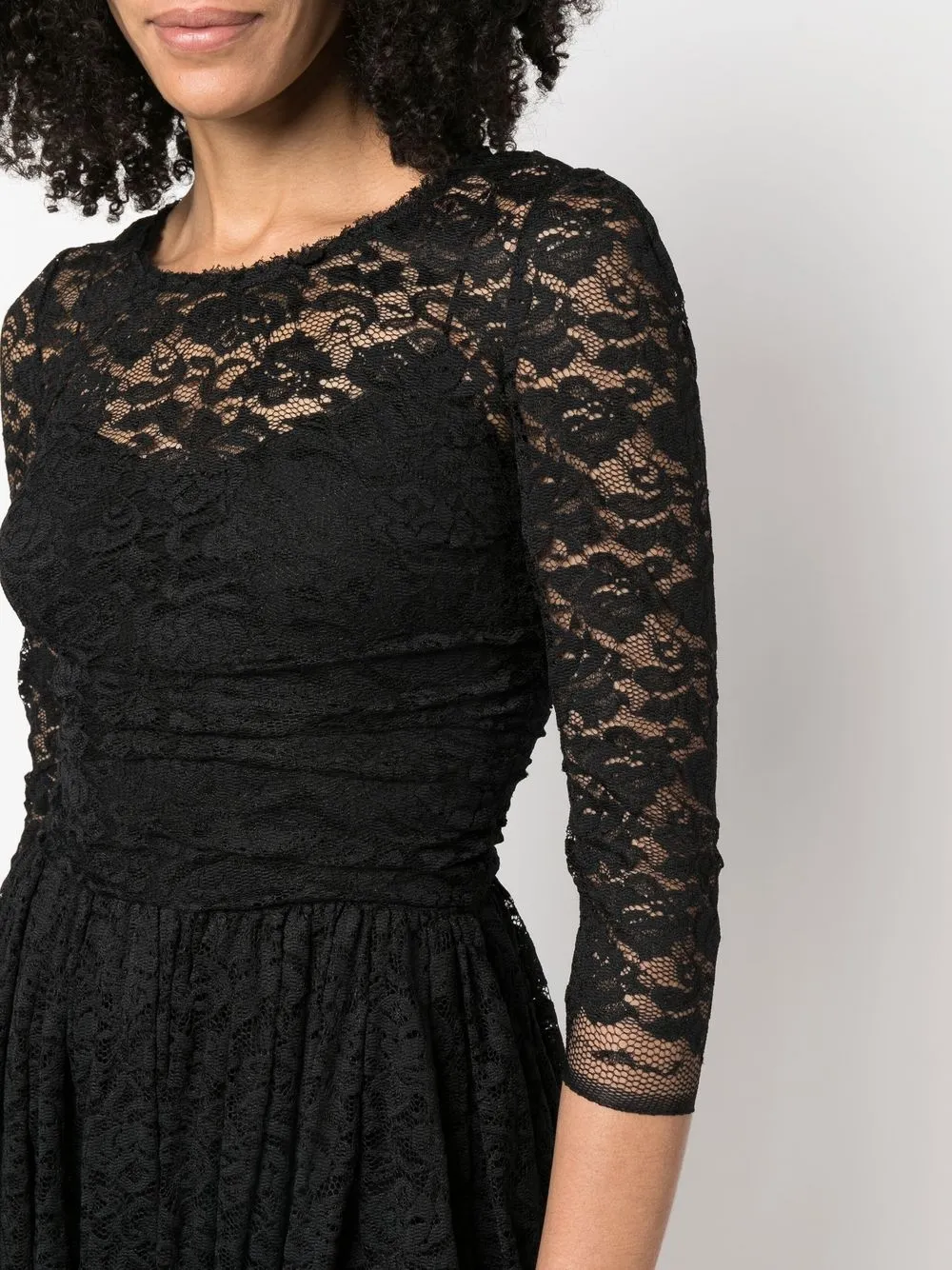 Femme Dolce & Gabbana Robe En Dentelle à Coupe évasée (années 2000) 7 Femme Dolce & Gabbana Robe En Dentelle à Coupe évasée (années 2000) – Image 5