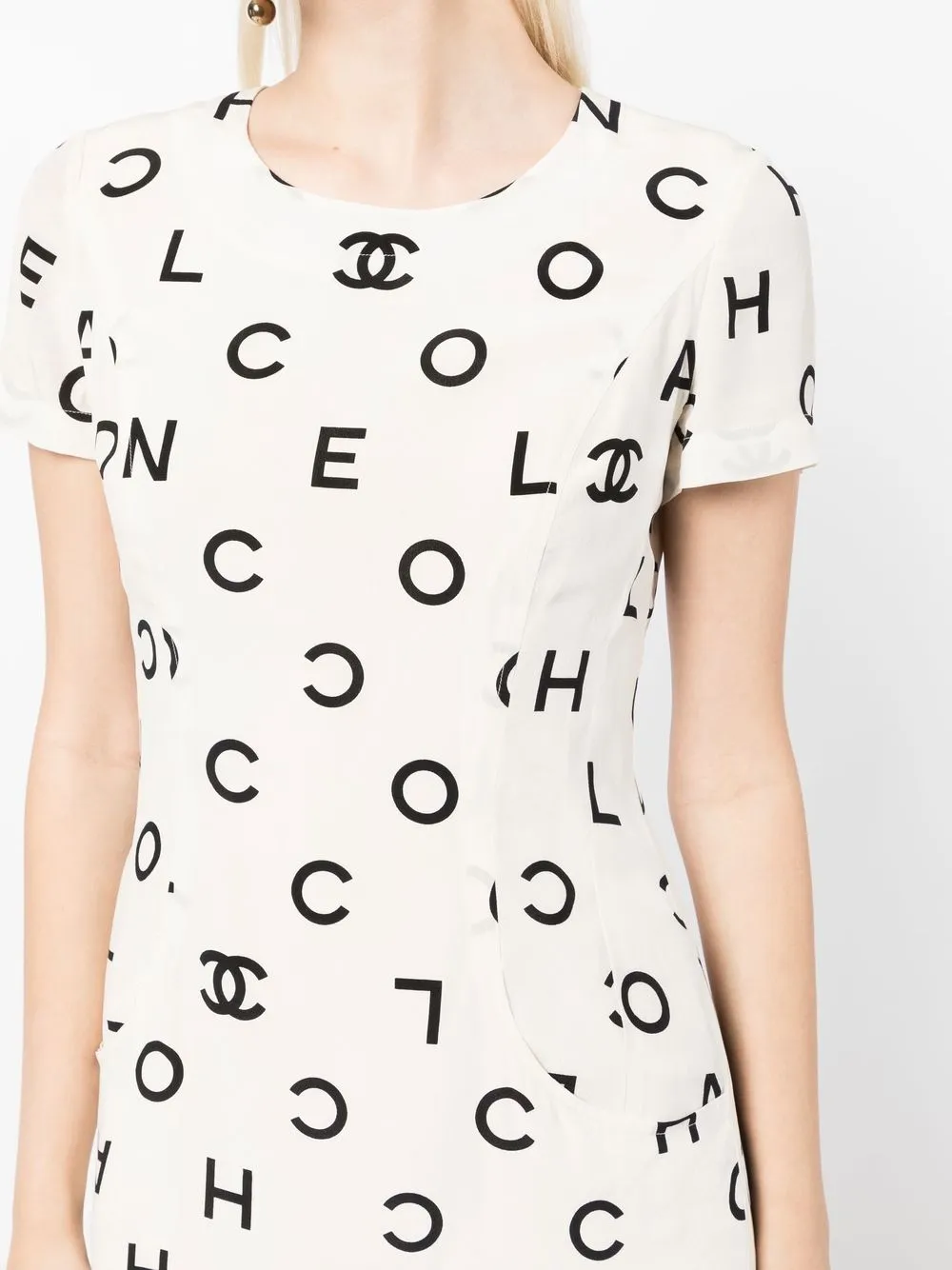 Femme CHANEL Robe En Soie à Logo Coco (années 1990) 7 Femme CHANEL Robe En Soie à Logo Coco (années 1990) – Image 5