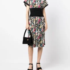 Femme CHANEL Ensemble Robe-cardigan à Imprimé Graphique (années 1990-2000) 13 Femme CHANEL Ensemble Robe-cardigan à Imprimé Graphique (années 1990-2000) -Promos Féerie Jupe Boutique 20120389 50043399 1000