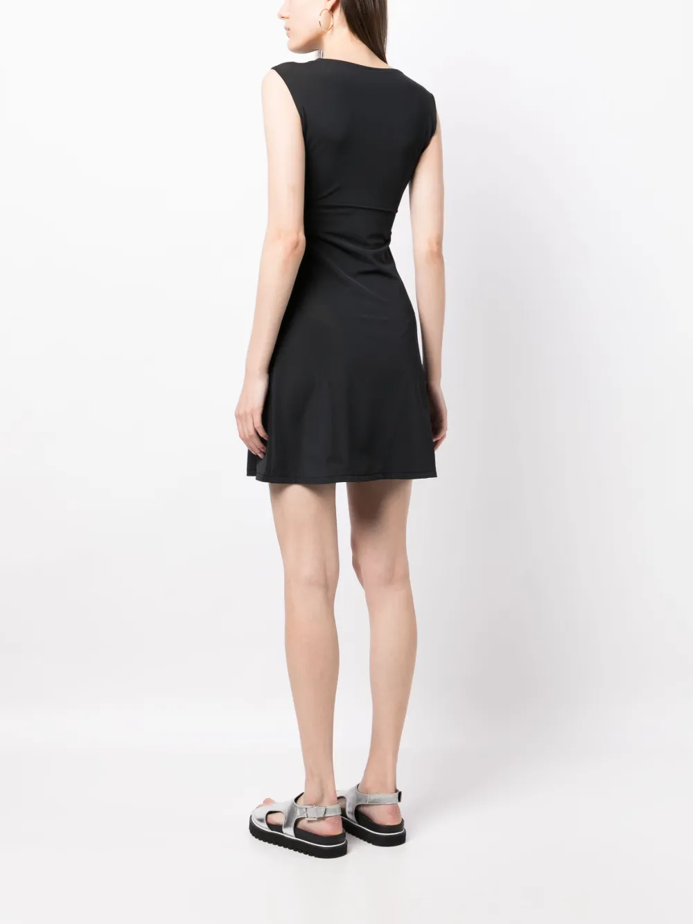 Femme CHANEL Robe Sans Manches à Coupe Trapèze (1996) 6 Femme CHANEL Robe Sans Manches à Coupe Trapèze (1996) – Image 4