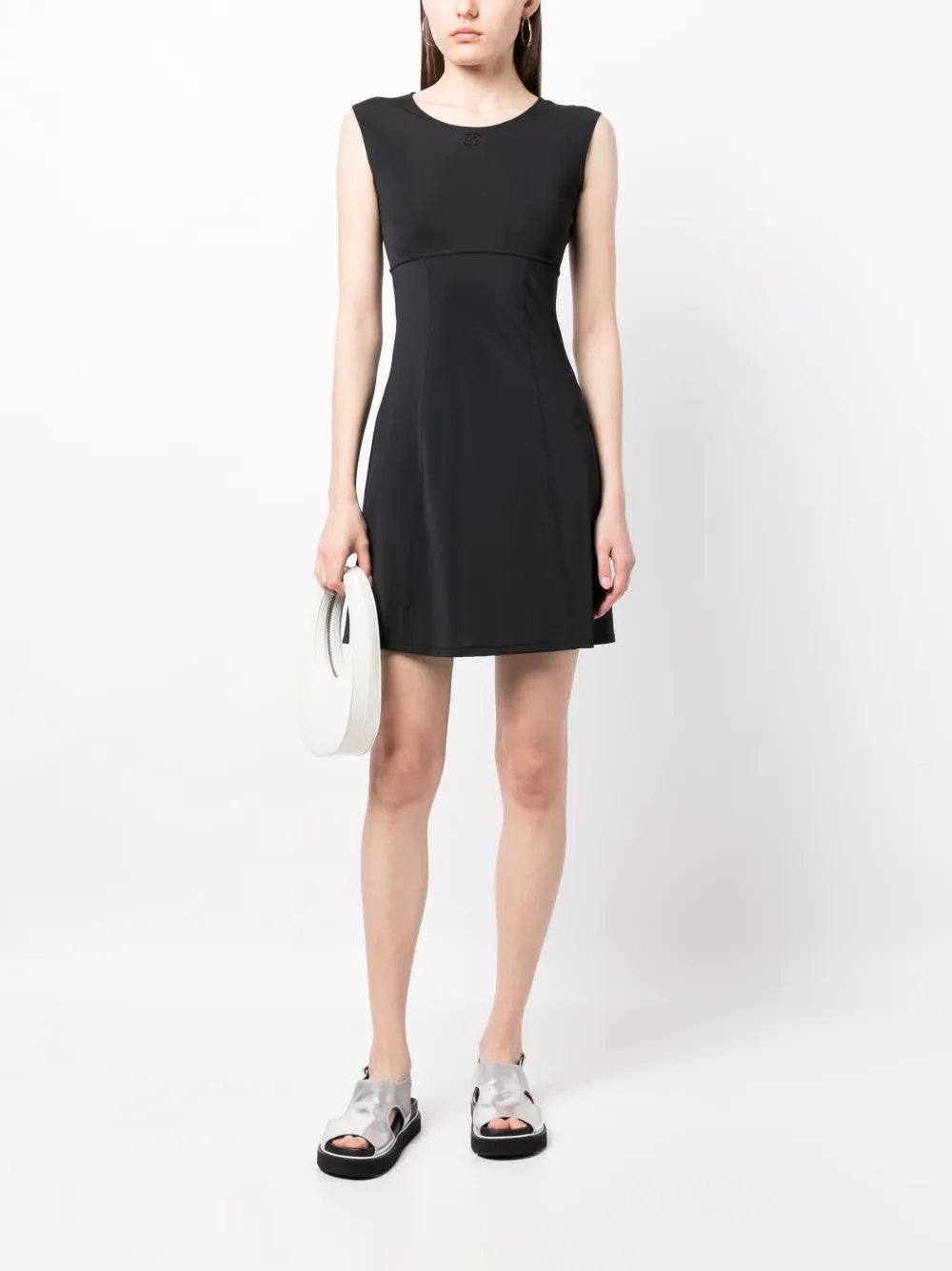 Femme CHANEL Robe Sans Manches à Coupe Trapèze (1996) 4 Femme CHANEL Robe Sans Manches à Coupe Trapèze (1996) – Image 2