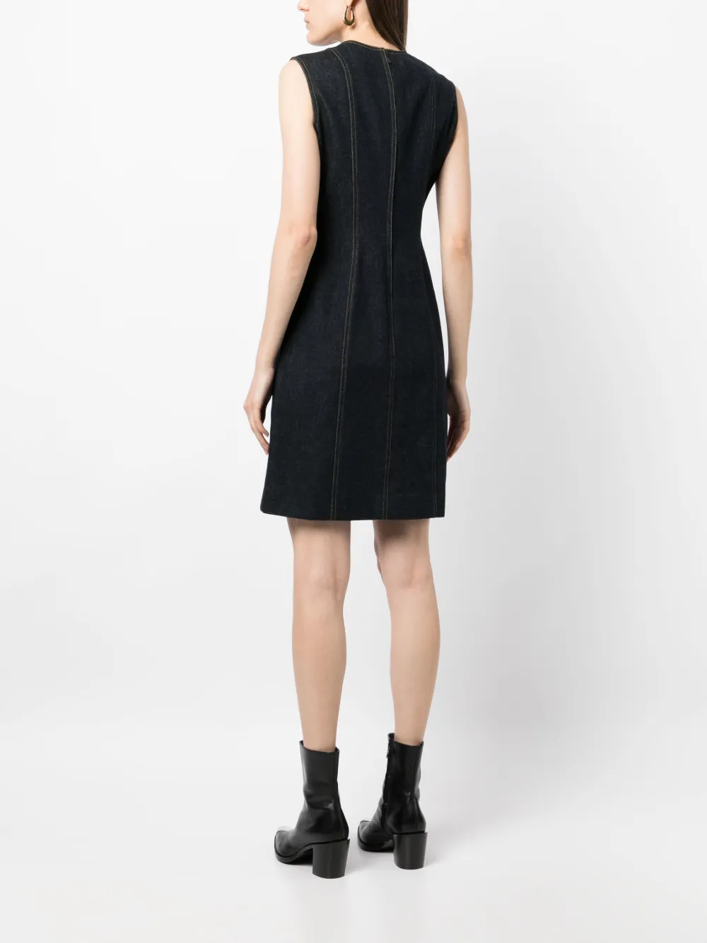 Femme CHANEL Robe En Jean à Coutures Contrastantes (années 1990-2000) 6 Femme CHANEL Robe En Jean à Coutures Contrastantes (années 1990-2000) – Image 4