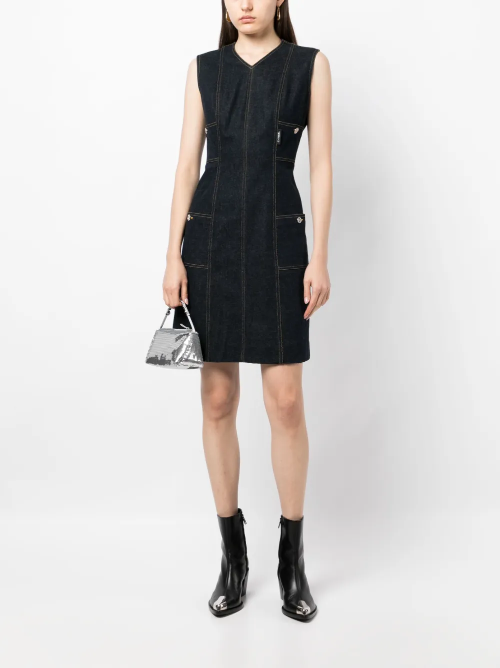 Femme CHANEL Robe En Jean à Coutures Contrastantes (années 1990-2000) 4 Femme CHANEL Robe En Jean à Coutures Contrastantes (années 1990-2000) – Image 2