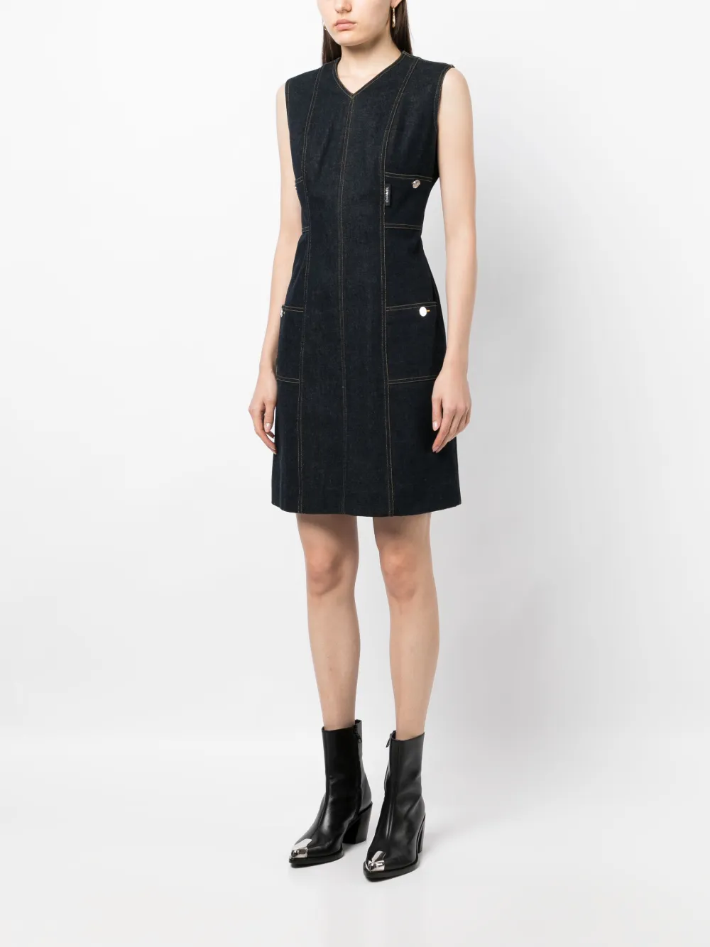 Femme CHANEL Robe En Jean à Coutures Contrastantes (années 1990-2000) 5 Femme CHANEL Robe En Jean à Coutures Contrastantes (années 1990-2000) – Image 3