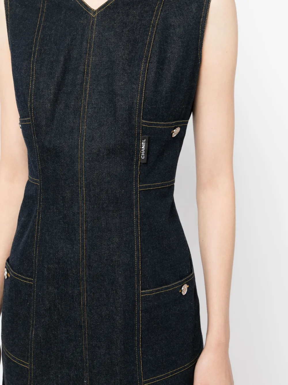 Femme CHANEL Robe En Jean à Coutures Contrastantes (années 1990-2000) 7 Femme CHANEL Robe En Jean à Coutures Contrastantes (années 1990-2000) – Image 5