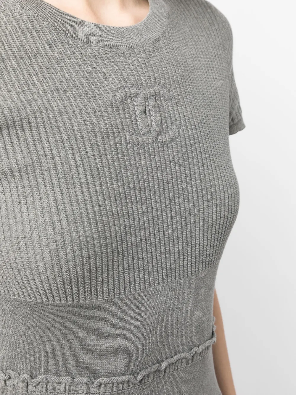 Femme CHANEL Robe Nervurée à Manches Courtes (2009) 7 Femme CHANEL Robe Nervurée à Manches Courtes (2009) – Image 5