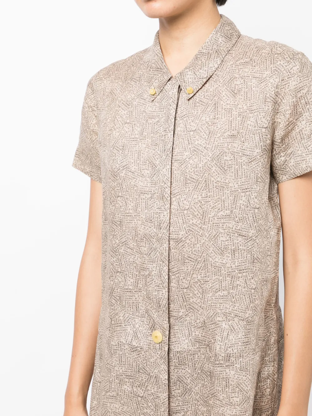 Femme CHANEL Robe-chemise à Imprimé Cambon (1999) 7 Femme CHANEL Robe-chemise à Imprimé Cambon (1999) – Image 5