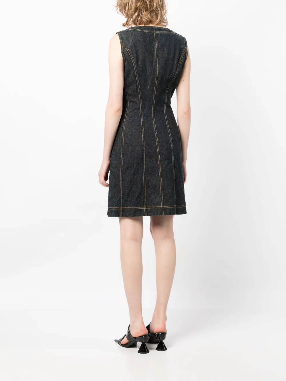 Femme CHANEL Robe En Jean 1997 à Boutons Logo 6 Femme CHANEL Robe En Jean 1997 à Boutons Logo – Image 4