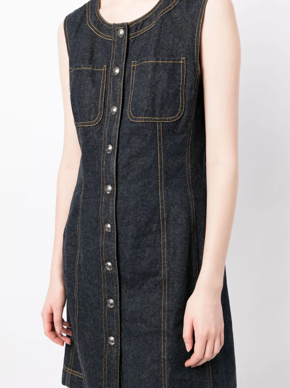 Femme CHANEL Robe En Jean à Coutures Contrastantes (1997) 7 Femme CHANEL Robe En Jean à Coutures Contrastantes (1997) – Image 5