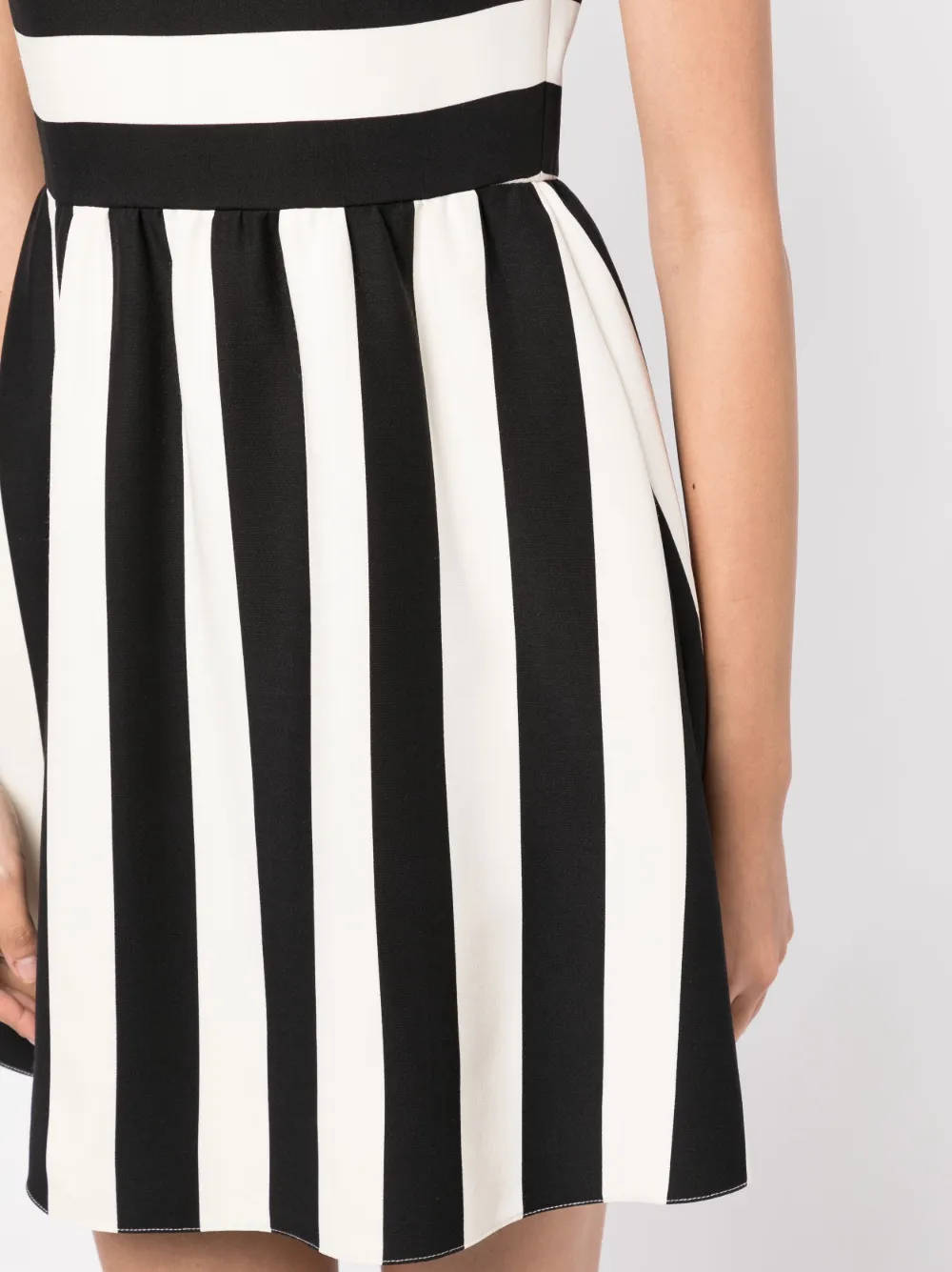 Femme Valentino Garavani Robe Courte évasée à Rayures (années 2010) 7 Femme Valentino Garavani Robe Courte évasée à Rayures (années 2010) – Image 5
