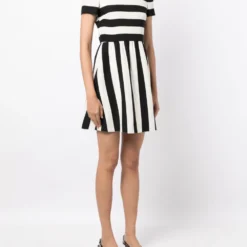 Femme Valentino Garavani Robe Courte évasée à Rayures (années 2010) 9 Femme Valentino Garavani Robe Courte évasée à Rayures (années 2010) -Promos Féerie Jupe Boutique 20666163 50696852 1000